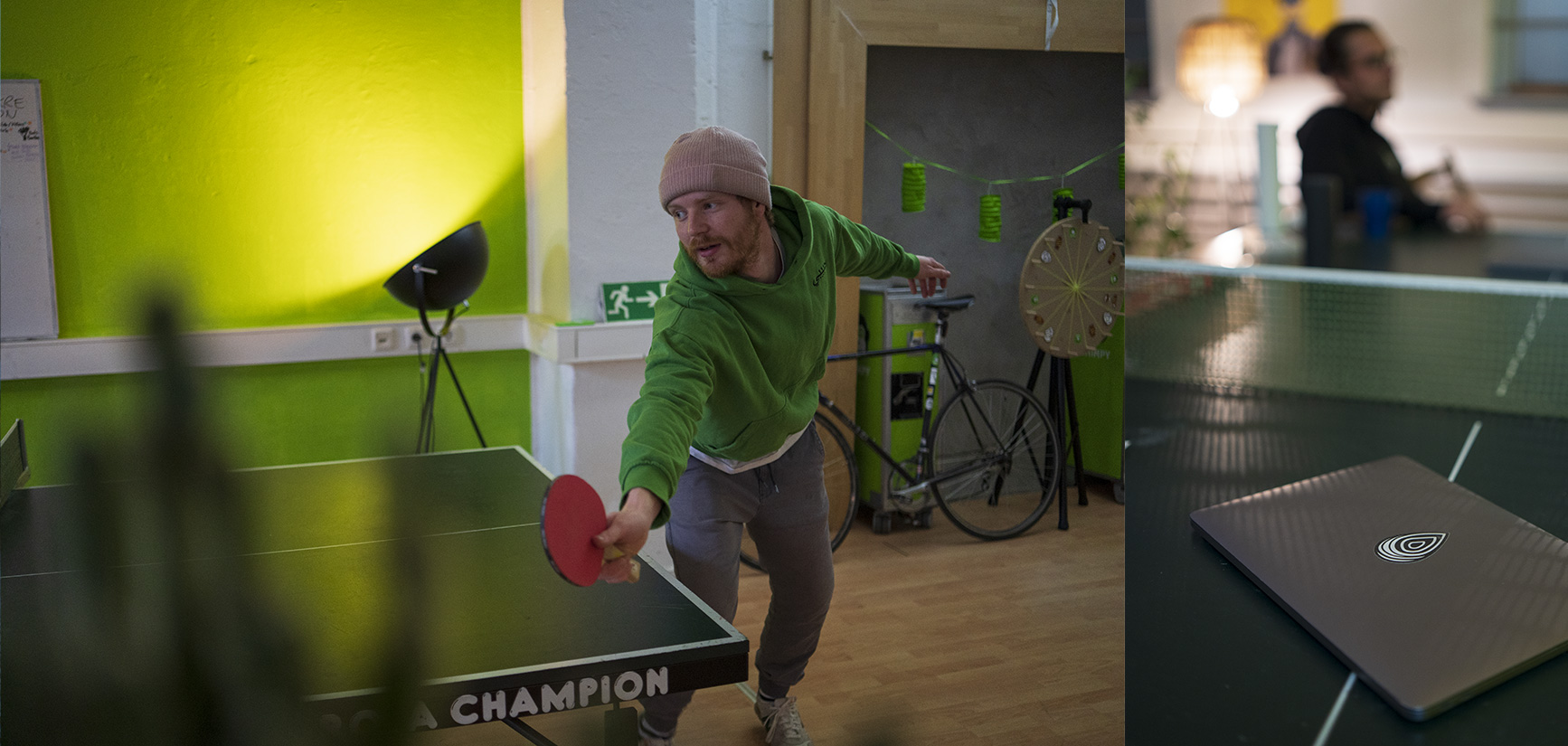 fynn beim tischtennis spielen im chimpy büro grüner habibi pulli laptop mit regenholz logo sticker