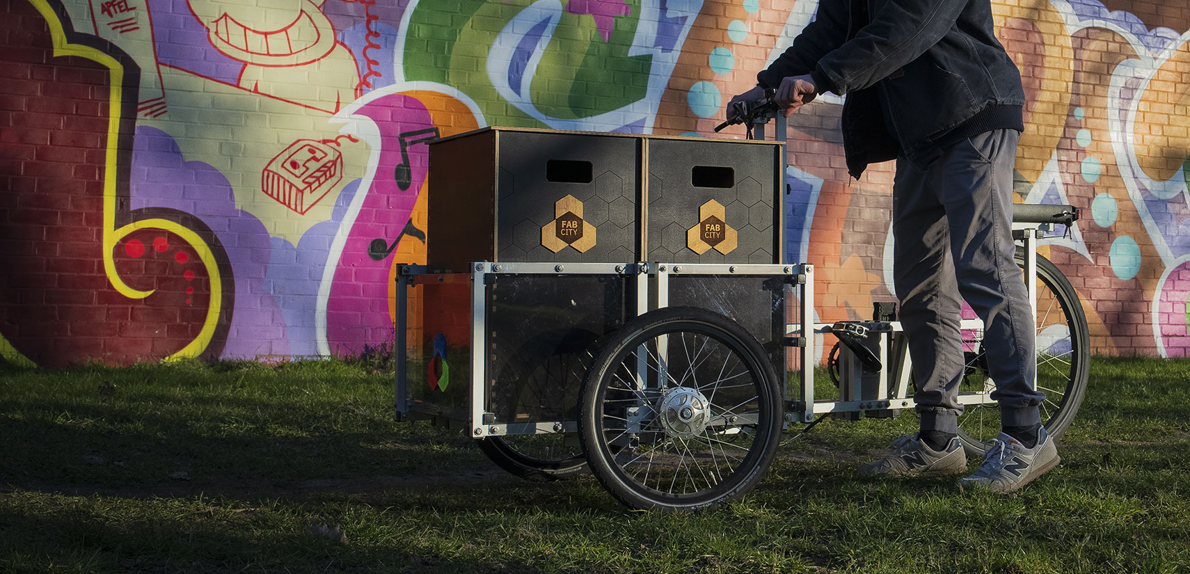 cargobike lastenrad fabcity holz boxen graffiti regenholz
