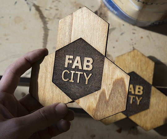 fab city logo gelasert geölt holz regenholz werkstatt