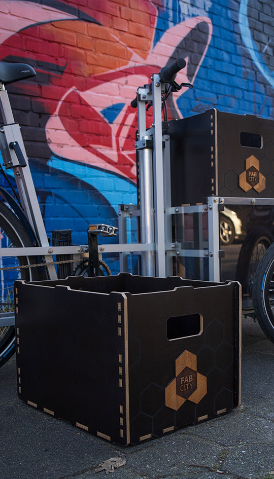 lastenrad cargobike box holz logo fabcity hamburg graffiti laser regenholz