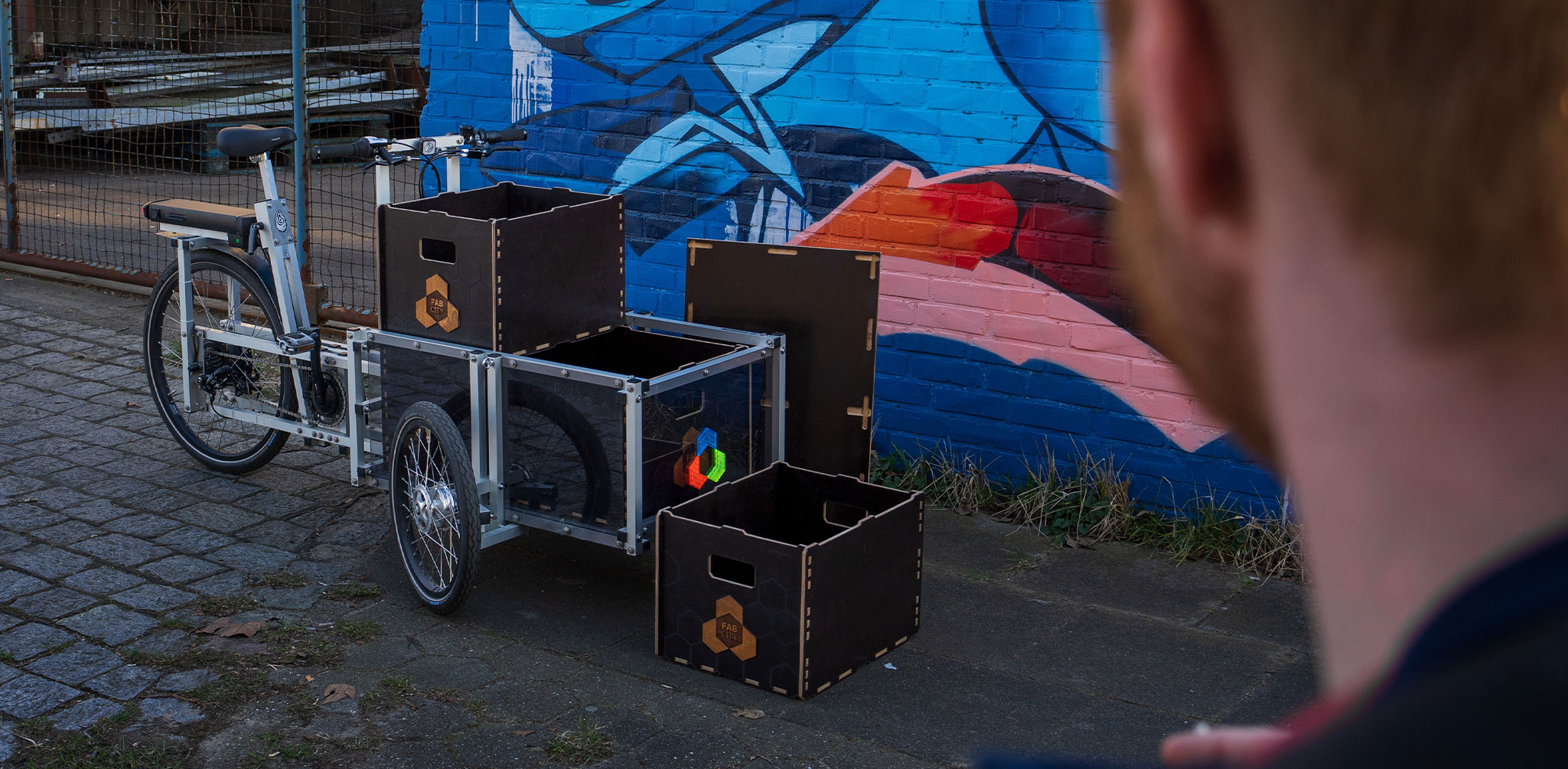 cargobike lastenrad fabcity hamburg holz boxen logo laser graffiti regenholz