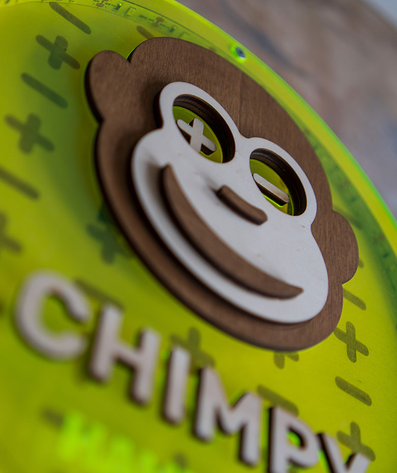 chimpy affe logo leucht schild nahaufnahme plus minus regenholz
