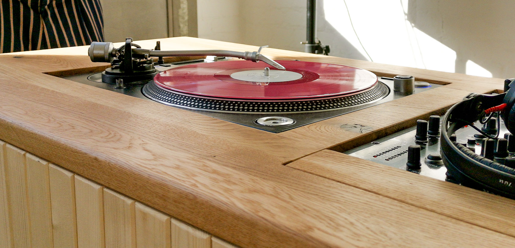 dj pult sounddesk nahaufnahme eingelassener plattenspieler vinyl holz eiche regenholz werkstatt