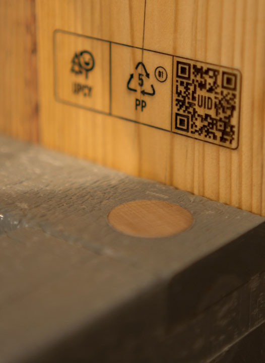 QR-Code Lasergravur mit DPP-link auf Holzprodukt