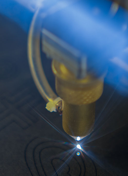 regenholz werkstatt laser cutter in aktion fabulaser